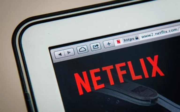 032001F407772411-c1-photo-oYToxOntzOjU6ImNvbG9yIjtzOjU6IndoaXRlIjt9-le-logo-de-netflix-sur-un-ecran-dordinateur