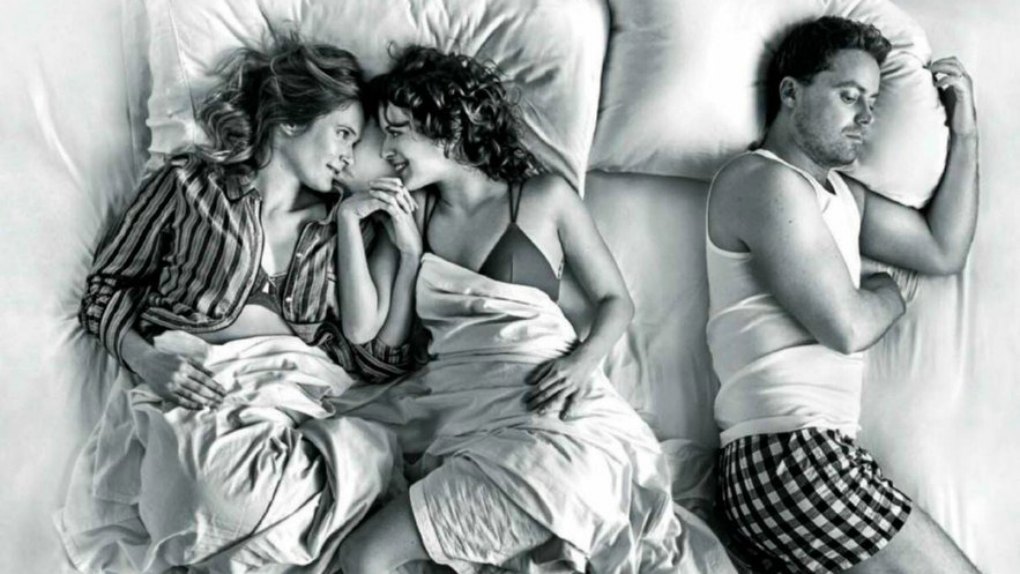 toi moi elle netflix - 10 programmes torrides pour bien confiner sous la couette avec Netflix