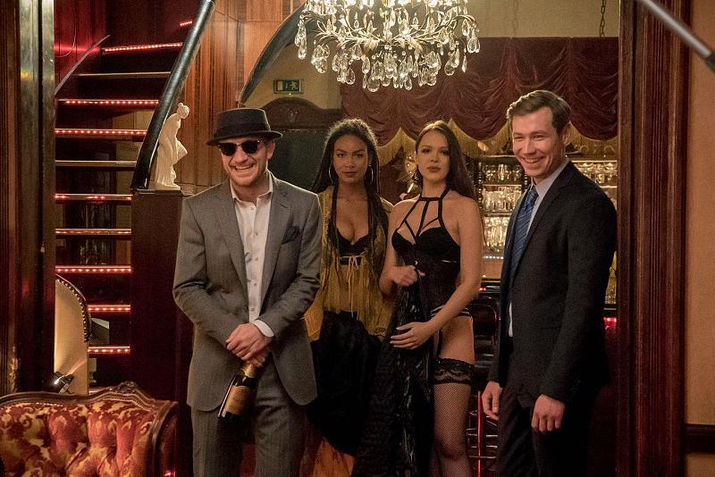 folie des hauteurs netflix - La folie des hauteurs : des escrocs prêts à tout pour atteindre les hautes sphères ! (Bientôt sur Netflix)