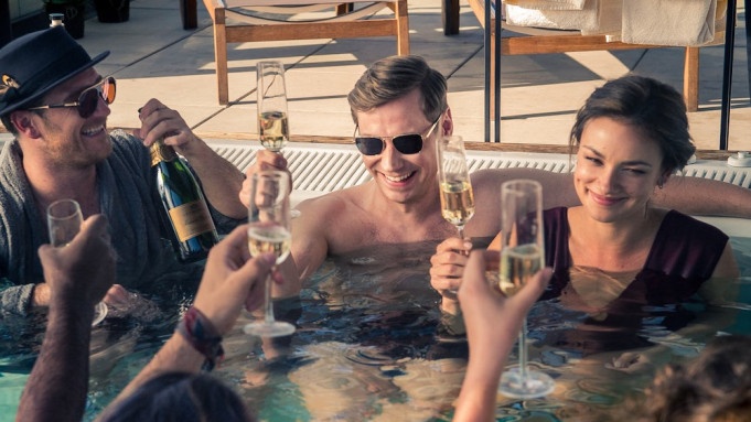 la folie des hauteurs netflix 1 - La folie des hauteurs : des escrocs prêts à tout pour atteindre les hautes sphères ! (Bientôt sur Netflix)