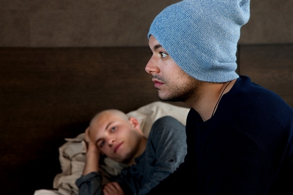 amis publics netflix - Amis publics : le film avec Kev Adams se hisse dans le Top 10 Netflix