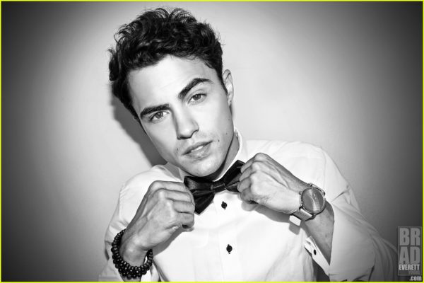 darren barnet photo shoot 04 600x400 - Bienvenue chez Mamilia