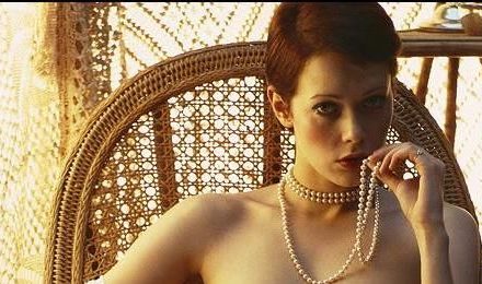 Emmanuelle : le film érotique des années 70 sera disponible le 1er juillet sur Netflix