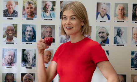 I Care a lot : faut-il regarder cette comédie noire portée par Rosamund Pike ? (Avis des internautes)