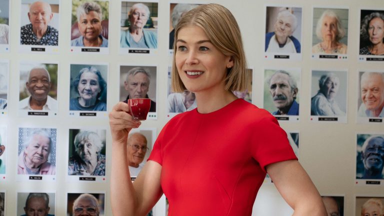 I Care a lot : faut-il regarder cette comédie noire portée par Rosamund Pike ? (Avis des internautes)