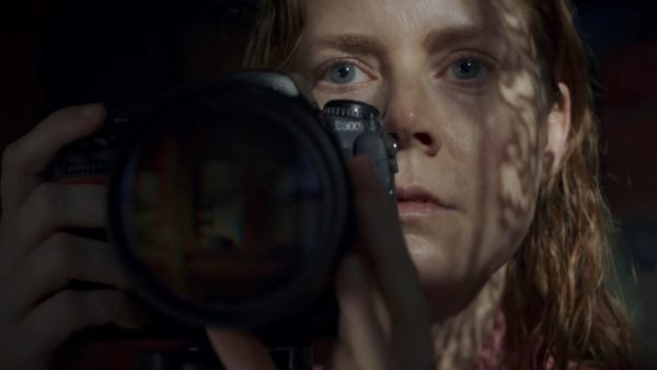 femme la fenetre netflix avis 600x338 - Les heures sombres