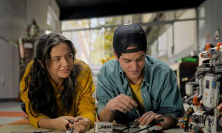 Anónima : la romance 100% réseaux social  arrive en décembre sur Netflix