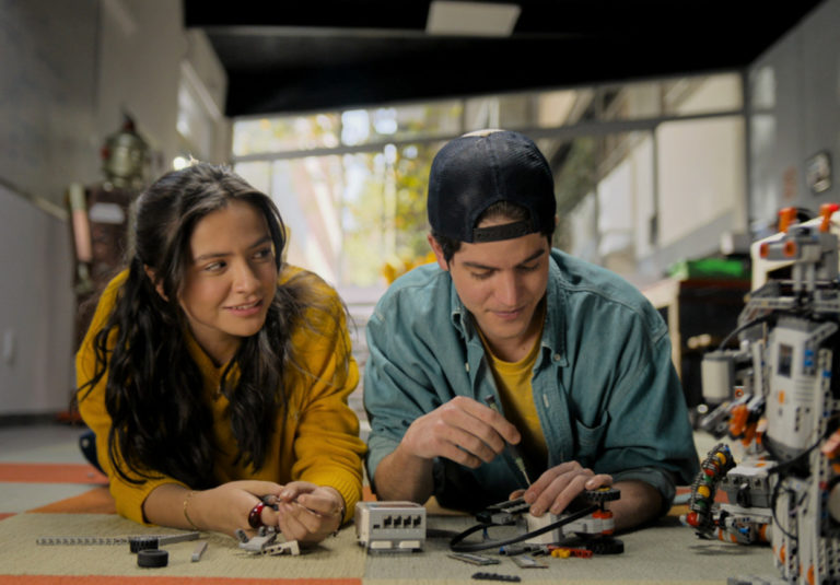 Anónima : la romance 100% réseaux social arrive en décembre sur Netflix