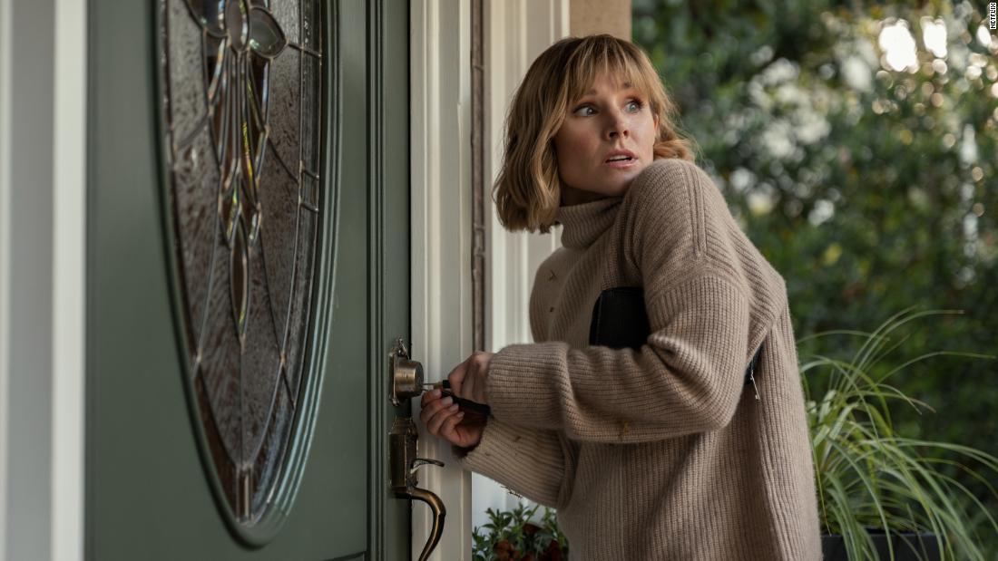 femme a la fenetre kristen bell netflix - La femme qui habitait en face de la fille à la fenêtre : les internautes déjà conquis par la parodie portée par Kristen Bell