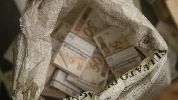 3 tonnes braquage netflix 600x338 - Le Programme : secrets, mensonges et enlèvements - Mini-série documentaire