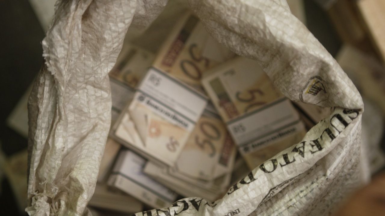3 tonnes braquage netflix - Mieux que la Casa de Papel : le documentaire "Trois tonne$ : braquage record au Brésil" va vous surprendre sur Netflix !