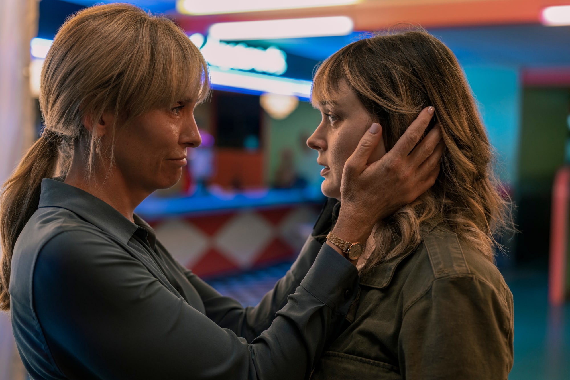 son vrai visage netflix - Son vrai visage [Pieces of her]: c'est quoi ce nouveau thriller psychologique porté par Toni Collette et Bella Heathcote ? (+ avis des internautes)