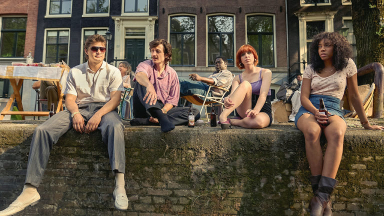 Dirty Lines : c’est quoi cette nouvelle série Netflix sur l’essor du téléphone rose pendant les années 80 ?