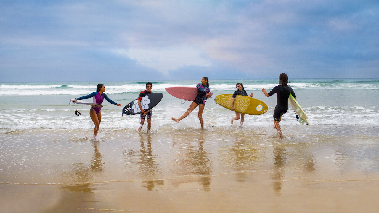 surviving summer netflix - Surviving summer : surfez sur la vague de cette nouvelle teen-série en juin sur Netflix (+ Avis)