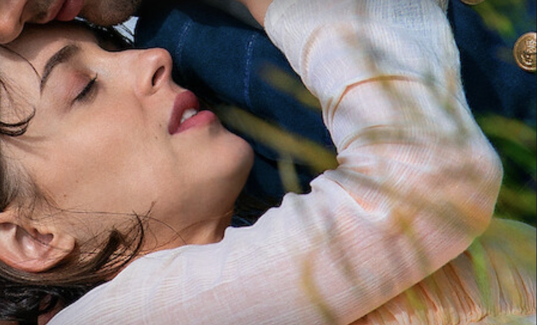 Capture decran 2022 06 14 a 20.04.27 - Persuasion : le film adapté du roman de Jane Austen avec Dakota Johnson est disponible sur Netflix !(+ avis)
