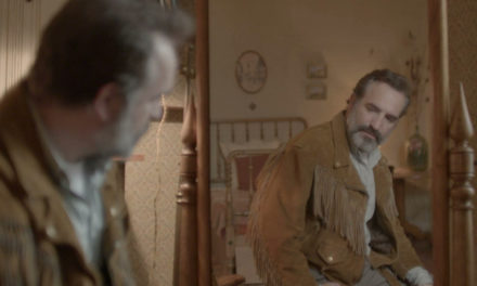 Le Daim : l’obsession de Jean Dujardin pour une veste en daim arrive sur Netflix avec cette comédie absurde signée Quentin Dupieux (+ Avis)