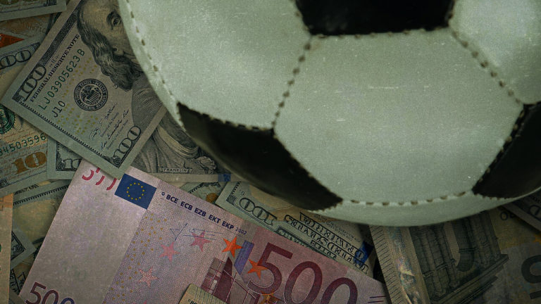 FIFA : ballon rond et corruption : coup franc pour cette série documentaire qui envoie valser le monde du football sur Netflix