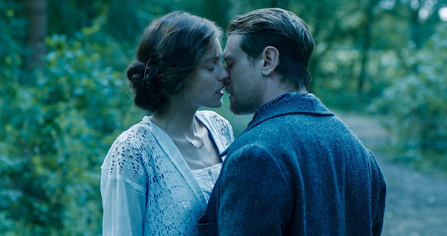 lamant de lady chatterley netflix avis - L'amant de Lady Chatterley : l'adaptation du roman avec Emma Corrin affole les internautes ! (Avis)