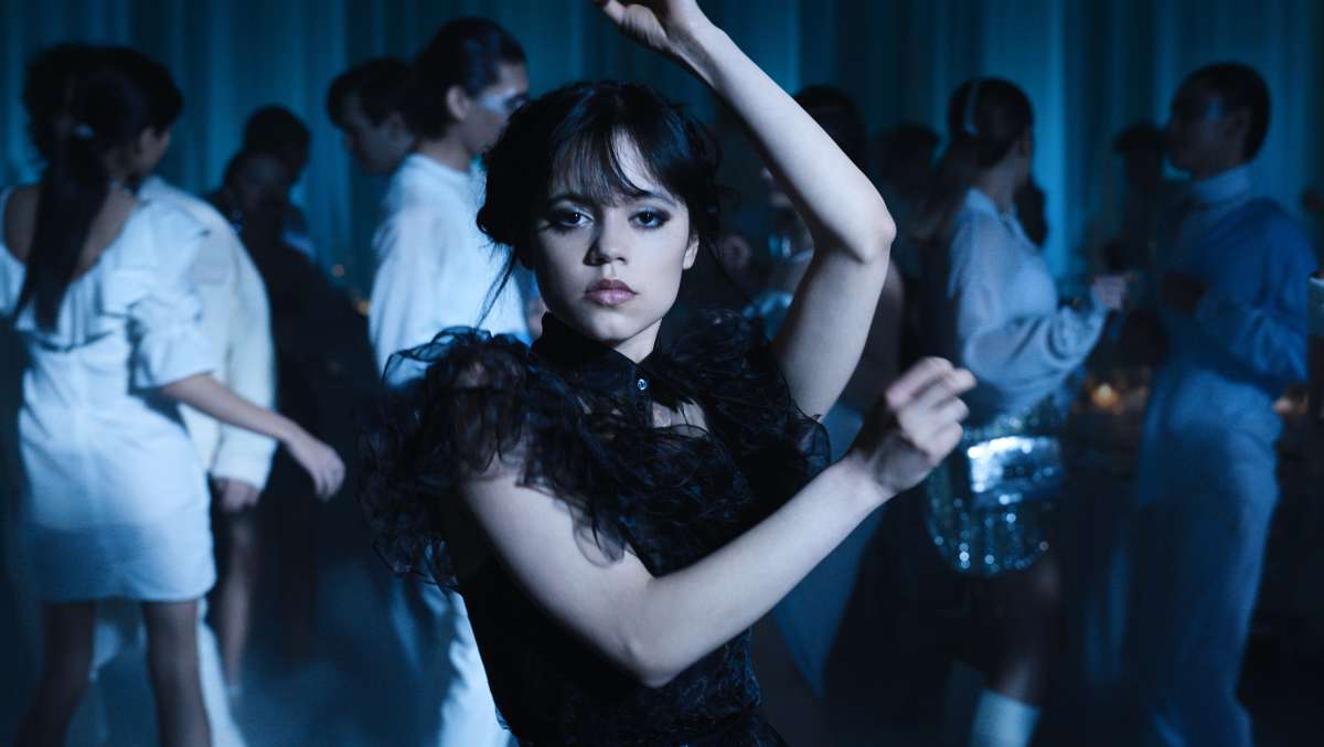 mercredi scene bal musique netflix - Mercredi : sur quelle musique danse Jenna Ortega dans la scène mythique du bal ?