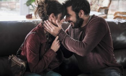 Pas trop tôt : cette comédie tendre et bienveillante sur le temps qui passe débarque en mars sur Netflix
