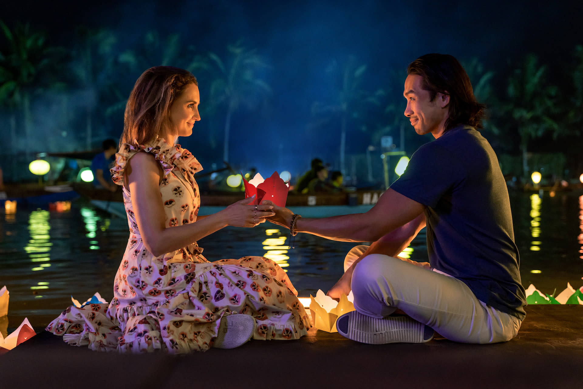lamour en touriste netflix comedie romantique avril - L'amour en touriste : une comédie romantique portée par Rachael Leigh Cook et Scott Ly à explorer en avril sur Netflix