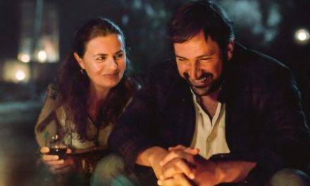 Loin d’ici (Faraway) : une romance drôle et tendre à savourer avec Naomi Krauss  en mars sur Netflix