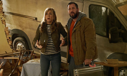 Murder Mystery 2 (Avis) : le deuxième volet de la folle comédie d’action Netflix supplante-t-il le premier ?