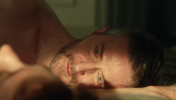 obsession scene oreiller armitage netflix 600x341 - Sombre désir
