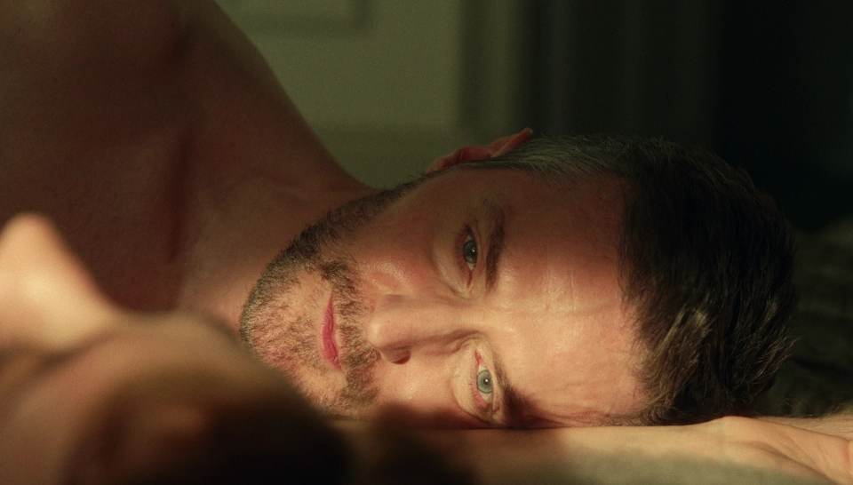 obsession scene oreiller armitage netflix - Obsession : la scène de l'oreiller a été improvisée par Richard Armitage (Série Netflix)