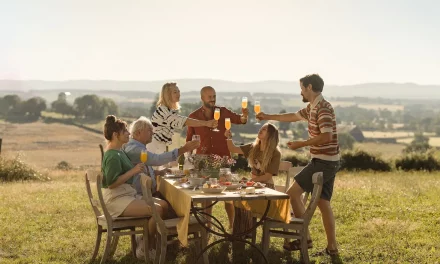Week-end sans gêne : une comédie feel-good à regarder entre amis en avril sur Netflix