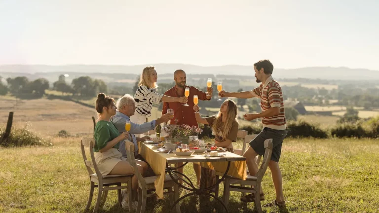 Week-end sans gêne : une comédie feel-good à regarder entre amis en avril sur Netflix