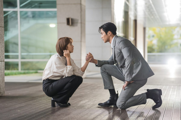 behind your touch netflix 600x400 - Extraordinary Attorney Woo