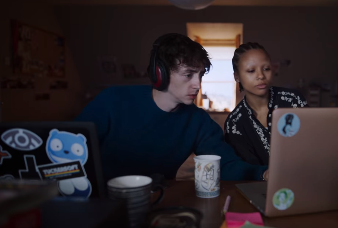 loch henry laptop stickers - Black Mirror Saison 6 : découvrez les principaux Easter Eggs faisant référence aux autres saisons de la série Netflix