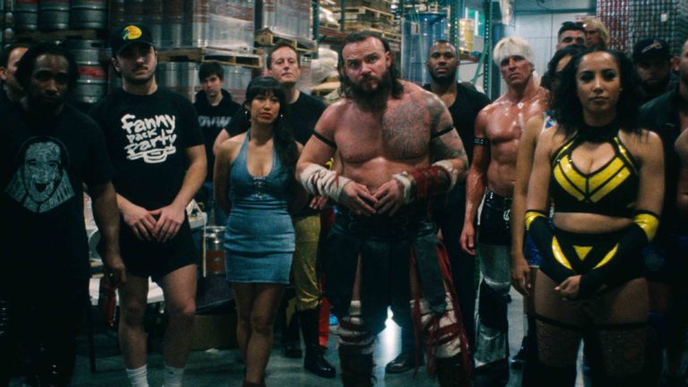 Le Catch dans la peau : le créateur de “Last chance U” et “Cheers” monte sur le ring en septembre avec un documentaire sensationnel