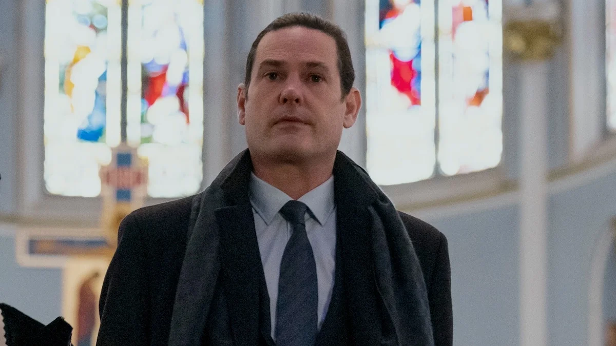 henry thomas usher netlfix - Ruth Codd,  Bruce Greenwood, Kate Siegel , etc. : qui sont les acteurs de "La chute de la maison Usher", nouvelle pépite horrifique de Mike Flanagan ? (Casting-Distribution)