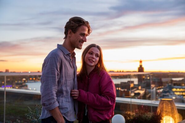 une famille presque normale netflix 2 600x400 - Le code