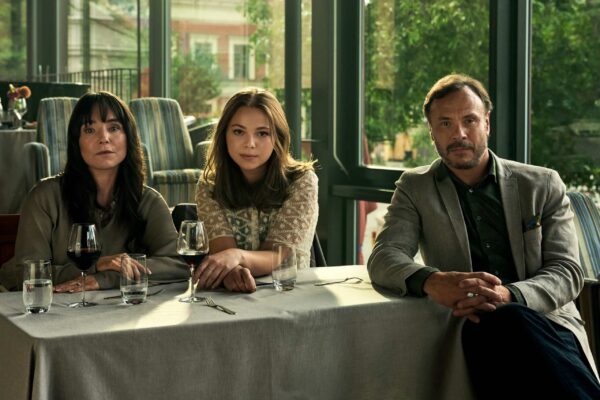 une famille presque normale netflix 600x400 - Chère petite - Mini-série