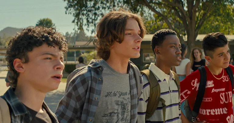 Les Nouveaux : ce teen movie complètement déluré débarque aujourd’hui sur Netflix