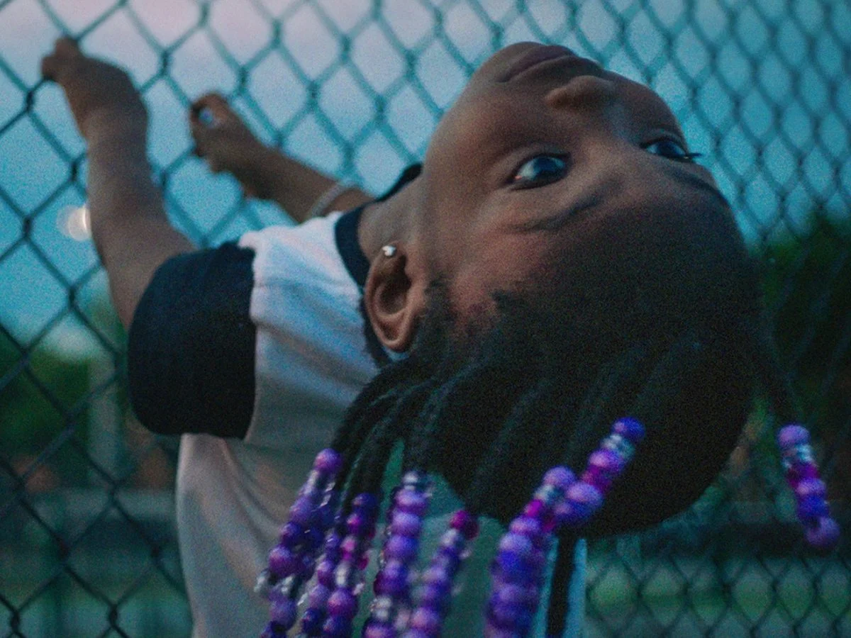 DaughtersNetflix 1200x900 1 - Daughters : un film documentaire saississant sur les filles séparées de leurs pères incarcérés (Nouveautés Netflix)