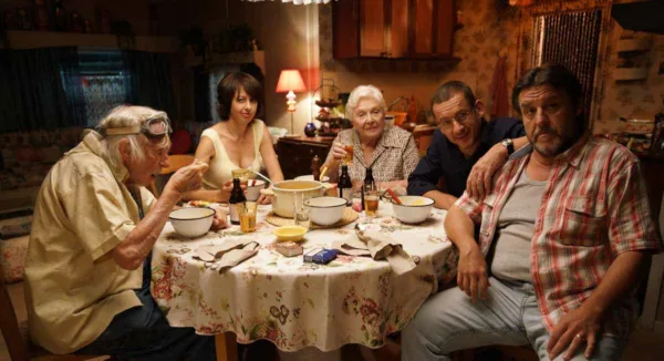 la ch tite famille de dany boon avec pierre richard valerie bonneton guy lecluse et line renaud photo dr 1518897119 600x326 - Bienvenue chez les Ch'tis