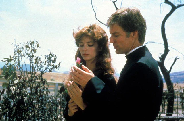 medias 2018 07 les oiseaux se cachent pour mourir credit warner bros television 21 5b5ecc4ecfae2 - "Les Oiseaux se cachent pour mourir" : la série culte est-elle disponible sur Netflix après la disparition de Richard Chamberlain ?