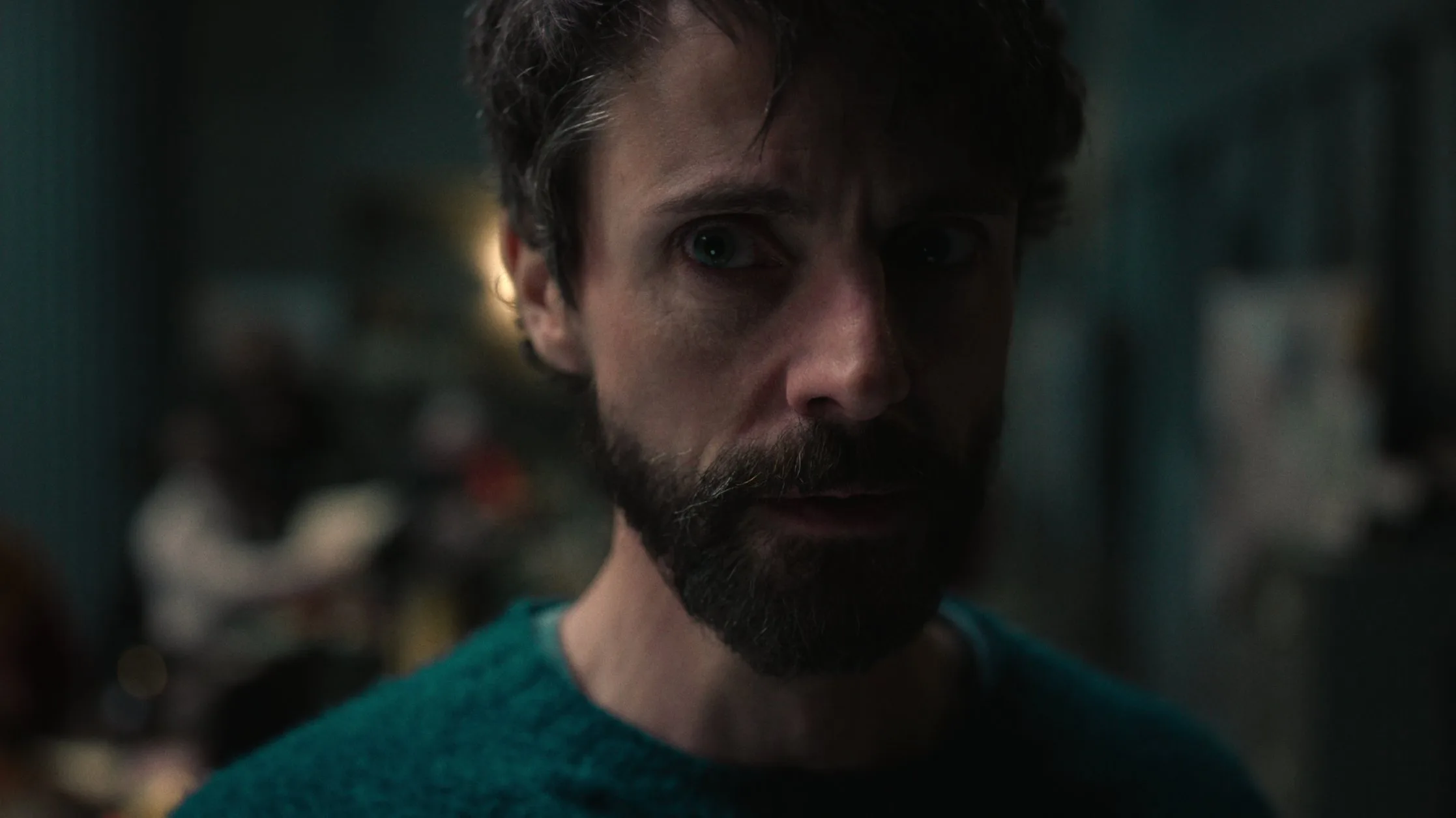 GpEXo2FXwAAaPcc - Les Dossiers Oubliés (Dept Q.): Netflix exhume les crimes froids avec une série qui sent le whisky, la pluie et les fantômes