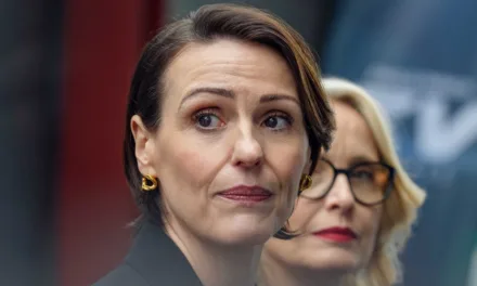 Hostage : cette série politique explosive avec Julie Delpy et Suranne Jones arrive cet été sur Netflix