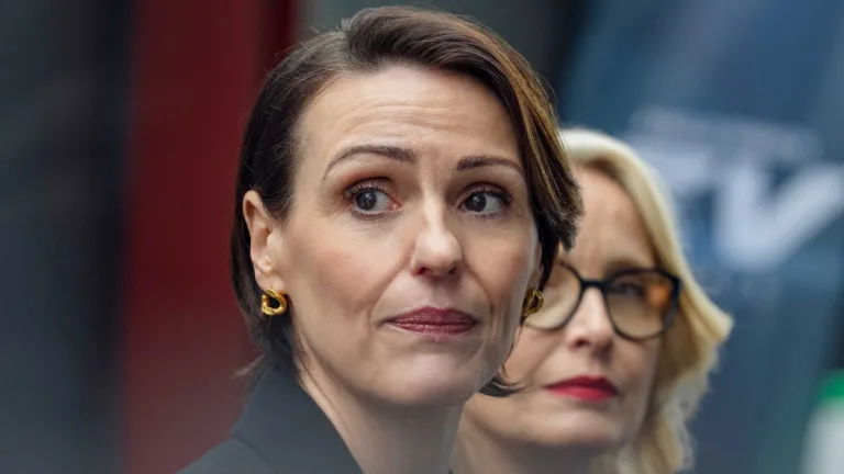 Hostage : cette série politique explosive avec Julie Delpy et Suranne Jones arrive cet été sur Netflix
