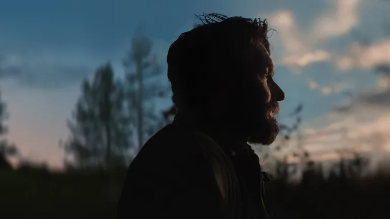 Train Dreams : Clint Bentley met en scène Joel Edgerton dans une adaptation de Denis Johnson