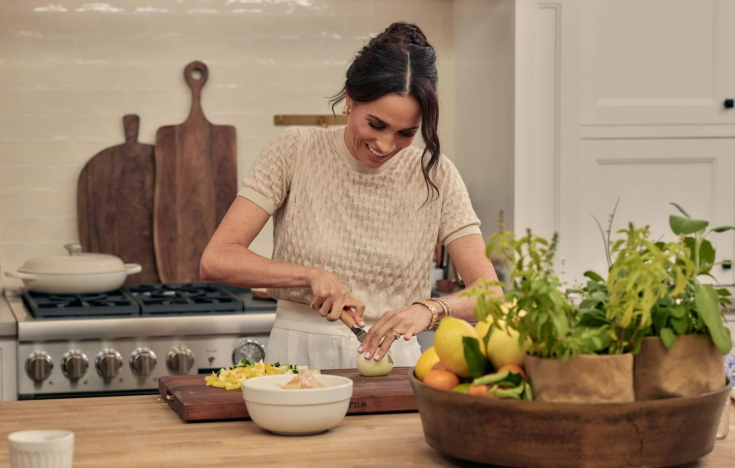 1444x920 with love meghan meghan duchess of sussex in episode 102 of with love meghan cr jenna peffley netflix 2025 - With Love, Meghan saison 2 : cuisine, DIY et invités prestigieux au programme sur Netflix en août