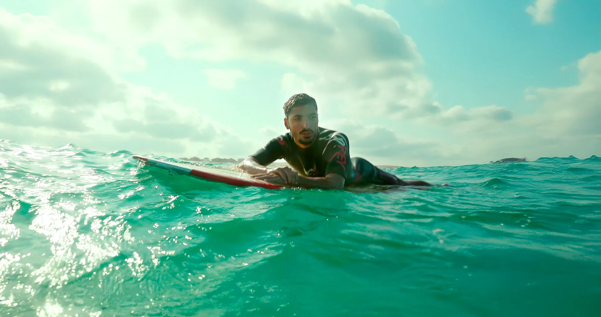 AAAABeJ crvC3AcMOxGAUrAKDs4GtsIbK56To8wcLxFH9p QvmZnlRr2d4UVcYkfjgRoX6nTImDslD8 NBwzkonHstEbSMmpa90siR6  - La Source : le film français avec Sneazzy arrive sur Netflix le 1er septembre