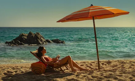 People We Meet on Vacation : l’adaptation du roman phénomène arrive sur Netflix en janvier