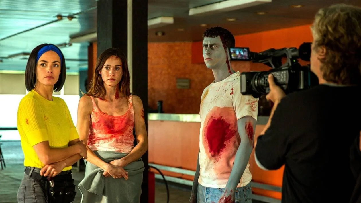MjAyMjA1Njk4NDRhNjNlYzU3Mjk0OGJlZTNiYjBlNTYzY2ExNDI - Coupez !  : Michel Hazanavicius revisite le film de zombies… à sa façon (en octobre sur Netflix)