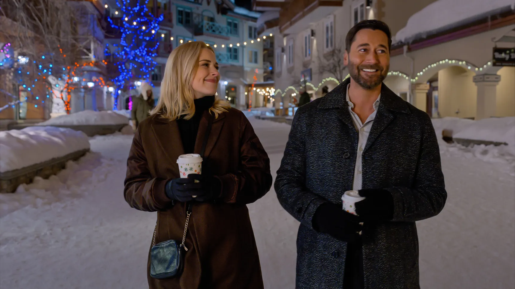 My Secret Santa n 00 48 58 17r - My Secret Santa : Alexandra Breckenridge et Ryan Eggold dans la nouvelle comédie romantique de Noël signée Netflix